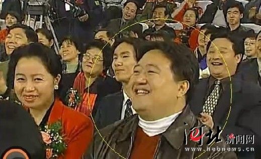 該名男子連續(xù)多年在春節(jié)晚會(huì)中出現(xiàn)，被網(wǎng)友稱為“十年最牛笑臉哥”。