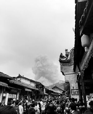 成都龍泉驛區(qū)洛帶古鎮(zhèn)的游客拍到爆炸瞬間濃煙滾滾。
