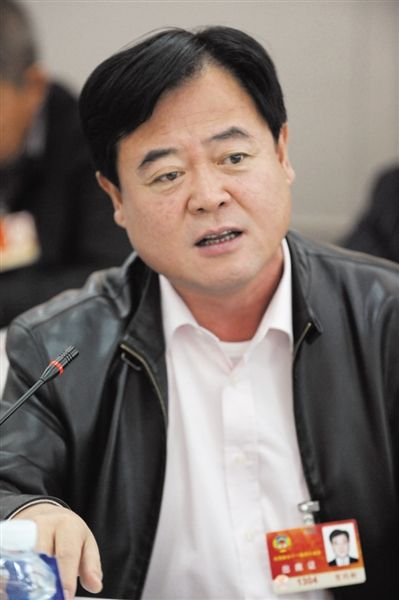 　政協(xié)委員、中國(guó)通用技術(shù)集團(tuán)董事長(zhǎng)賀同新稱(chēng)，按照2014年的數(shù)字，他的薪水下降了近50%。圖/CFP