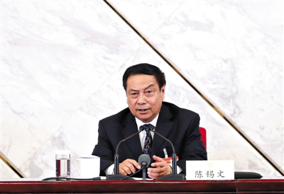 　全國政協(xié)委員、中央農(nóng)村工作領(lǐng)導(dǎo)小組副組長陳錫文。