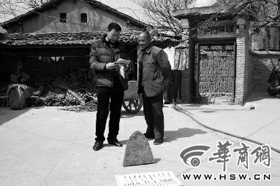昨日，商洛市博物館工作人員（左）向李老漢講解最近出臺(tái)的《陜西省群眾保護(hù)文物獎(jiǎng)勵(lì)辦法》