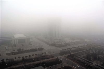 昨日，連云港市贛榆區(qū)14層高樓上拍攝的大霧天氣。當日，江蘇省多地出現(xiàn)大霧天氣。新華社發(fā)