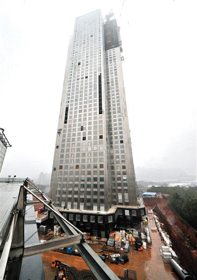 湖南遠(yuǎn)大可建公司采取模塊化建造技術(shù)建造的57層高樓施工現(xiàn)場(chǎng)。新華社發(fā)