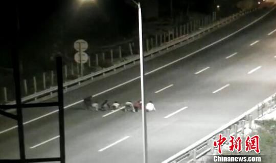 孩子們將高速公路當(dāng)成跑道賽跑?！【焦﹫D　攝