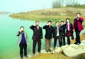 活動(dòng)儀式現(xiàn)場，一眾人舀起漳河水直接喝下