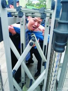 律師王甫在試圖跑進(jìn)衡陽(yáng)中院大門(mén)時(shí)被圍攻者阻止，西服和襯衣被撕爛。