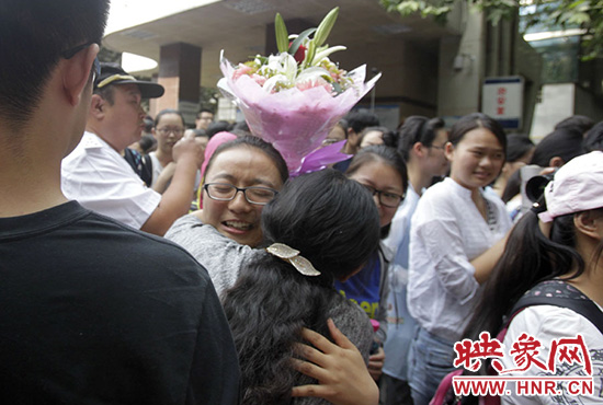 沖向你，給你一個(gè)深情的擁抱。