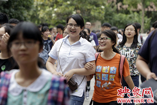 也有一種情，平日嬉笑怒罵，針?shù)h相對(duì)，只有別離時(shí)才會(huì)牽手擁抱。