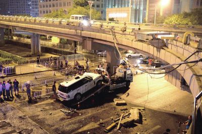 路虎車被扶正后，救援車將其拖離現(xiàn)場。