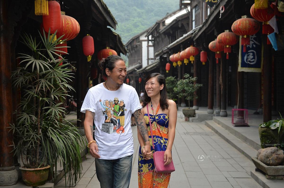 圖為7月20日，顧少強和老公于夫在成都街子古鎮(zhèn)，兩人剛于7月6日登記結(jié)婚。王勤/CFP