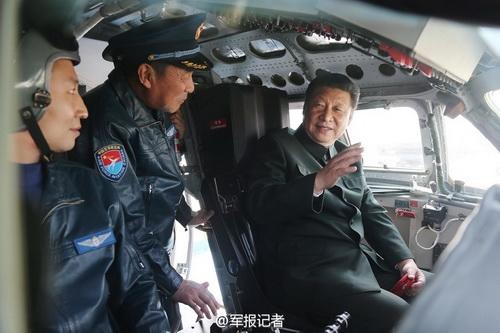 2015年2月16日，習(xí)近平登上戰(zhàn)機，坐進(jìn)駕駛艙，了解裝備性能，體驗操作使用。