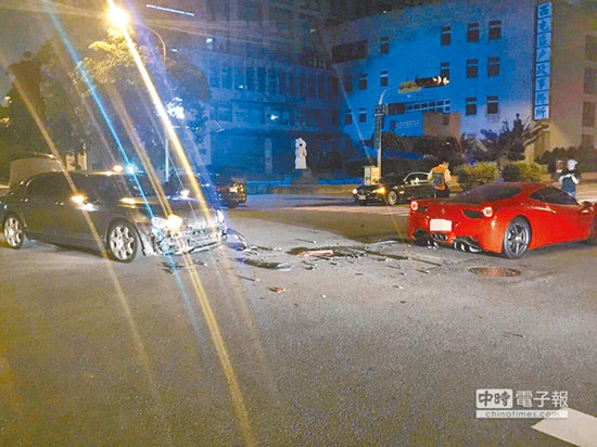圖為車號(hào)8889的法拉利（右）和車號(hào)9888的賓利車（左）發(fā)生擦撞，法拉利車身嚴(yán)重?fù)p毀。