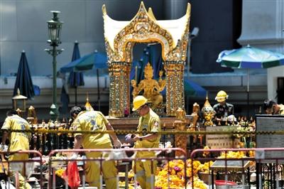 18日，泰國曼谷四面佛前，救援人員在爆炸現(xiàn)場進(jìn)行清理。四面佛附近17日晚發(fā)生爆炸，造成6名中國公民死亡，20余人受傷。