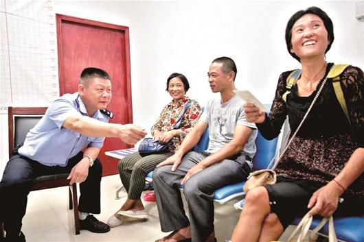 在民警的幫助下，流浪婦女右一與親人相聚