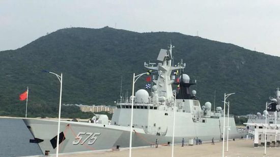 中國(guó)海軍艦艇編隊(duì)12日上午從三亞起航，參加“和平友誼-2015”中馬兩軍首次實(shí)兵聯(lián)演。