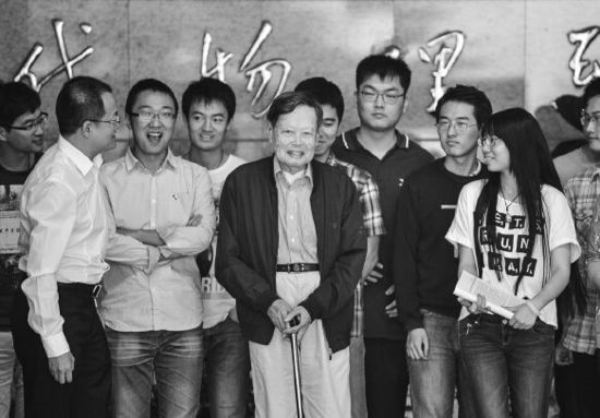 楊振寧與中國科大的同學(xué)合影。