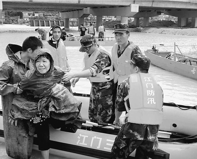 5日，廣東江門市邊防官兵解救被洪水圍困的群眾。 廖 鍵攝（人民視覺）