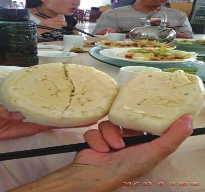 在參加山西游行程中，體驗員發(fā)現(xiàn)團餐中的饅頭已經(jīng)發(fā)霉。視頻截圖