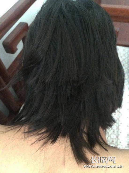 唐山市第六十二中學(xué)高一女生王某被老師剪得七零八碎的頭發(fā)。學(xué)生家長陳女士/供圖