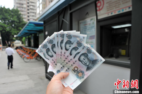 “如果是千元左右的跨行轉(zhuǎn)賬，都會先充值到支付寶，然后再轉(zhuǎn)到相應(yīng)銀行賬戶中”，肩負(fù)3000多元月供的北京白領(lǐng)小李告訴中新網(wǎng)記者，這樣操作起來方便、省時(shí)，還免去下載好幾個(gè)銀行客戶端的麻煩。