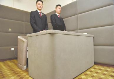 審訊室、居住室內(nèi)的桌椅板凳都進(jìn)行了軟包。