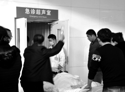 在寧夏醫(yī)科大學(xué)總醫(yī)院，一名傷者被緊急送往超聲室檢查。