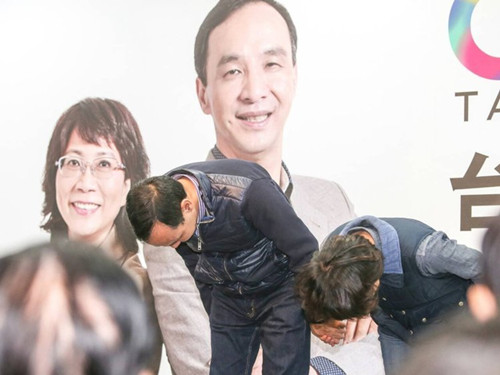 國(guó)民黨明天下午將召開(kāi)臨時(shí)中常會(huì)，決定由誰(shuí)擔(dān)任代理主席。圖為朱立倫與王如玄上午到競(jìng)選總部，向支持自己競(jìng)選的志工們一一致意，感謝他們的陪伴。圖片來(lái)源：臺(tái)灣《聯(lián)合報(bào)》
