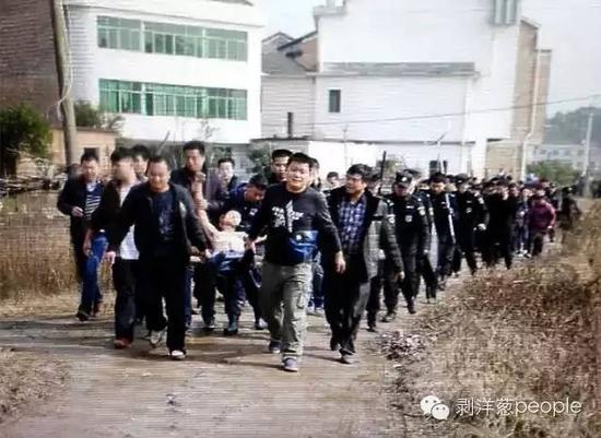聶露勇被抓獲時(shí)畫(huà)面。