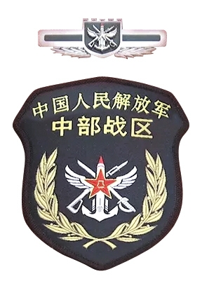 習(xí)近平將軍旗授予東部戰(zhàn)區(qū)司令員劉粵軍、政治委員鄭衛(wèi)平。
