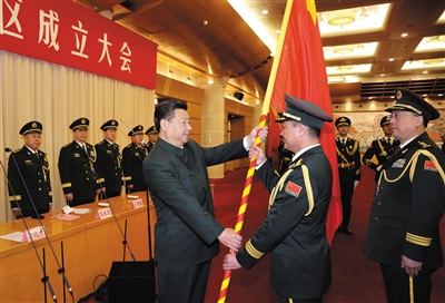 習(xí)近平將軍旗授予東部戰(zhàn)區(qū)司令員劉粵軍、政治委員鄭衛(wèi)平。