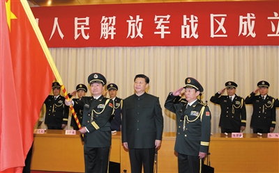 習(xí)近平將軍旗授予南部戰(zhàn)區(qū)司令員王教成、政治委員魏亮。