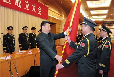 習(xí)近平將軍旗授予西部戰(zhàn)區(qū)司令員趙宗岐、政治委員朱福熙。