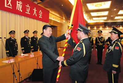習(xí)近平將軍旗授予北部戰(zhàn)區(qū)司令員宋普選、政治委員褚益民。
