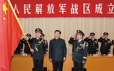 習(xí)近平將軍旗授予中部戰(zhàn)區(qū)司令員韓衛(wèi)國(guó)、政治委員殷方龍。