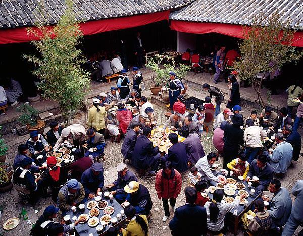 貴州畢節(jié)織金縣板橋鄉(xiāng)政府公職人員在整頓村民亂辦酒席時(shí)，雙方發(fā)生沖突并互有出手。