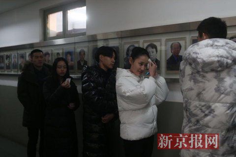 表演系考生考前正用紙巾卸妝。