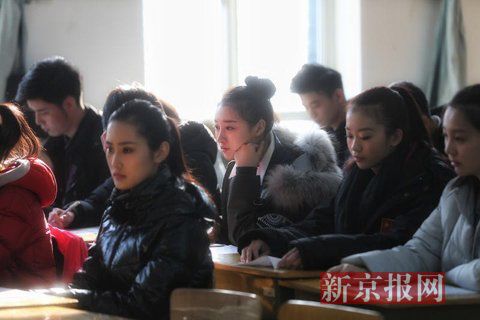 主持系考生正在備考區(qū)等待考試。