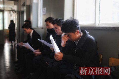 主持系考生正在備考區(qū)等待考試。