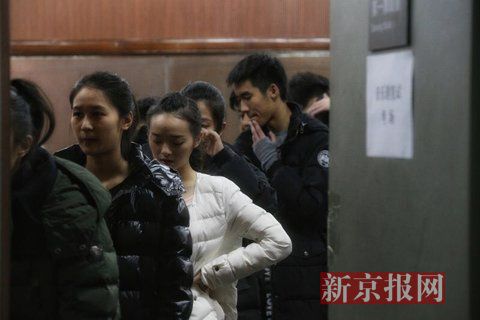 音樂劇系考生在備考區(qū)域等待考試。新京報記者 周崗峰 攝