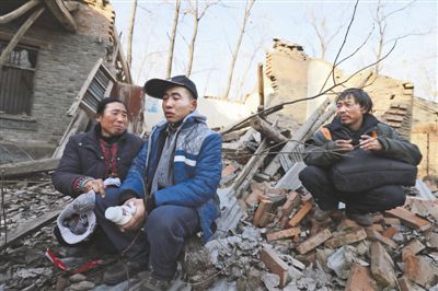 2014年1月，取保候?qū)彽乃螤幑夂透改缚粗鴼垟〉姆孔?，默默流淚
