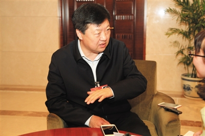 昨日下午，全國(guó)人大代表、哈爾濱市長(zhǎng)宋希斌在駐地接受新京報(bào)記者專訪。張磊 攝