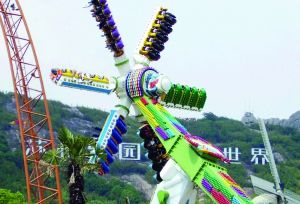 3月28日零點剛過幾分鐘，上海迪士尼6月16日開園日的門票就宣告售罄，巨大的訪問量一度導(dǎo)致票務(wù)系統(tǒng)出現(xiàn)間歇性故障，被網(wǎng)友調(diào)侃“激烈程度堪比春運”。網(wǎng)上甚至有“黃?！睂⒁粡堥_園門票炒到幾千元。