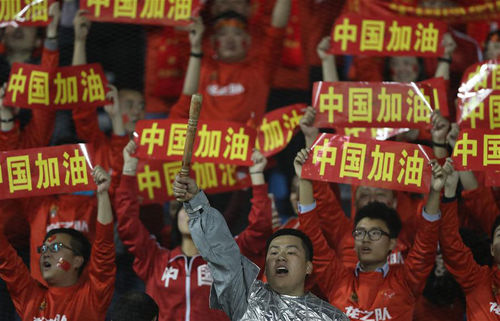 中國(guó)隊(duì)球迷在看臺(tái)上為球隊(duì)加油。新華社發(fā)