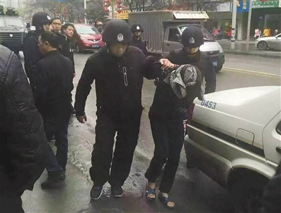 達(dá)州市警方押解剛被抓獲的犯罪嫌疑人褚思練（裹頭巾者）。 本組圖片/新華社