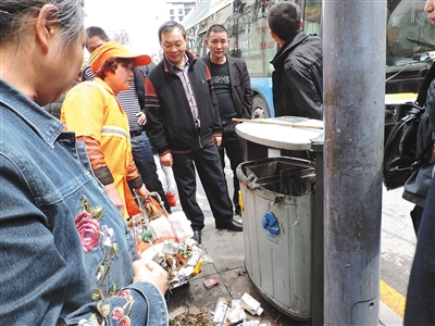 四川達(dá)州市通川區(qū)一垃圾桶，被搶槍支在此被找到。