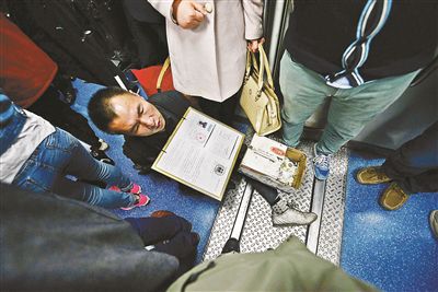 在賣藝時(shí)，李大鵬會(huì)把判決結(jié)果掛在胸前