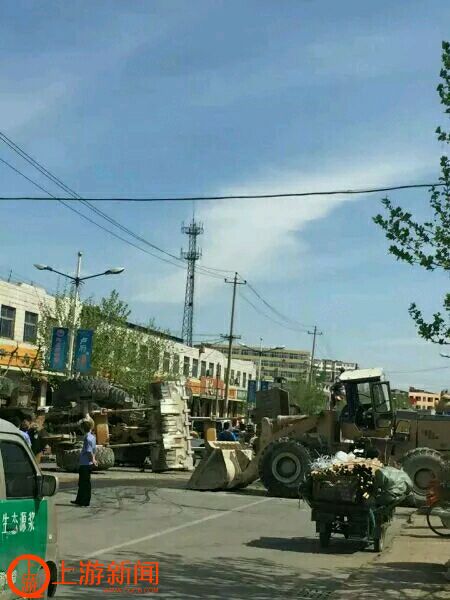 河北行唐縣城鏟車當街混戰(zhàn) 官方:正在調(diào)查(圖)