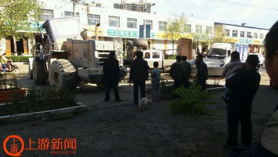 河北行唐縣城鏟車當街混戰(zhàn) 官方:正在調(diào)查(圖)