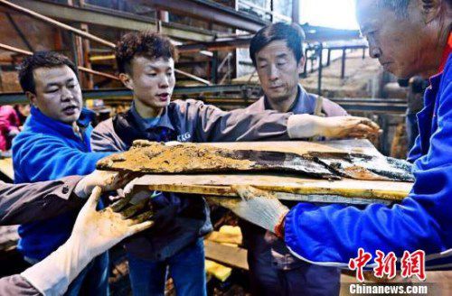 圖為南昌西漢?；韬钅怪鳂∈铱脊虐l(fā)掘現(xiàn)場出土了一組漆器“屏風(fēng)”。　郭晶 攝