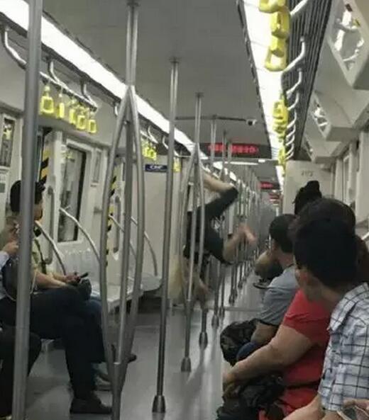 女子在地鐵上跳鋼管舞。